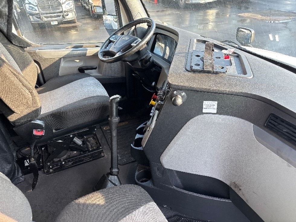 Sleeper Tractor-Heavy Duty Tractors-Freightliner-2022-T12664ST-Indianapolis-IN-379,284\n\t\tmiles-$ 75,250 - Image 15