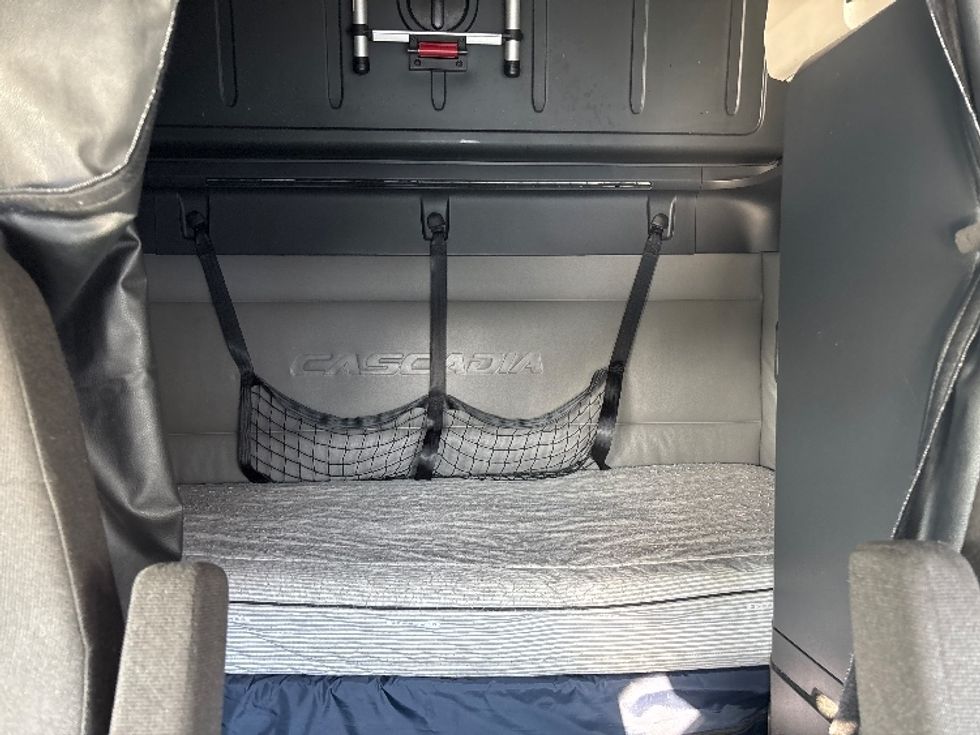 Sleeper Tractor-Heavy Duty Tractors-Freightliner-2022-T12664ST-Indianapolis-IN-379,284\n\t\tmiles-$ 75,250 - Image 16