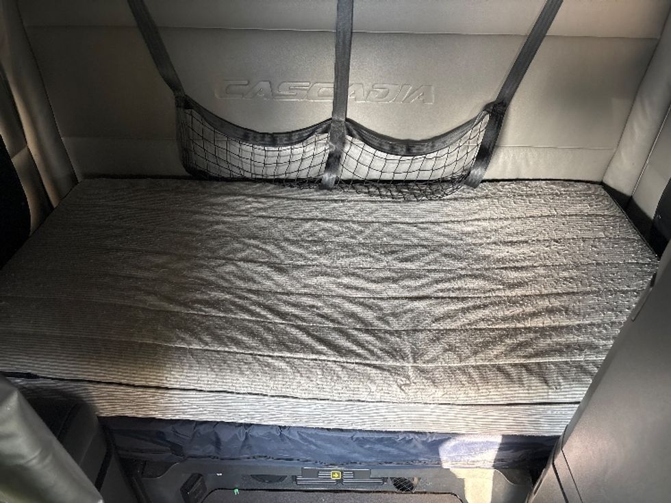 Sleeper Tractor-Heavy Duty Tractors-Freightliner-2022-T12664ST-Indianapolis-IN-379,284\n\t\tmiles-$ 75,250 - Image 17