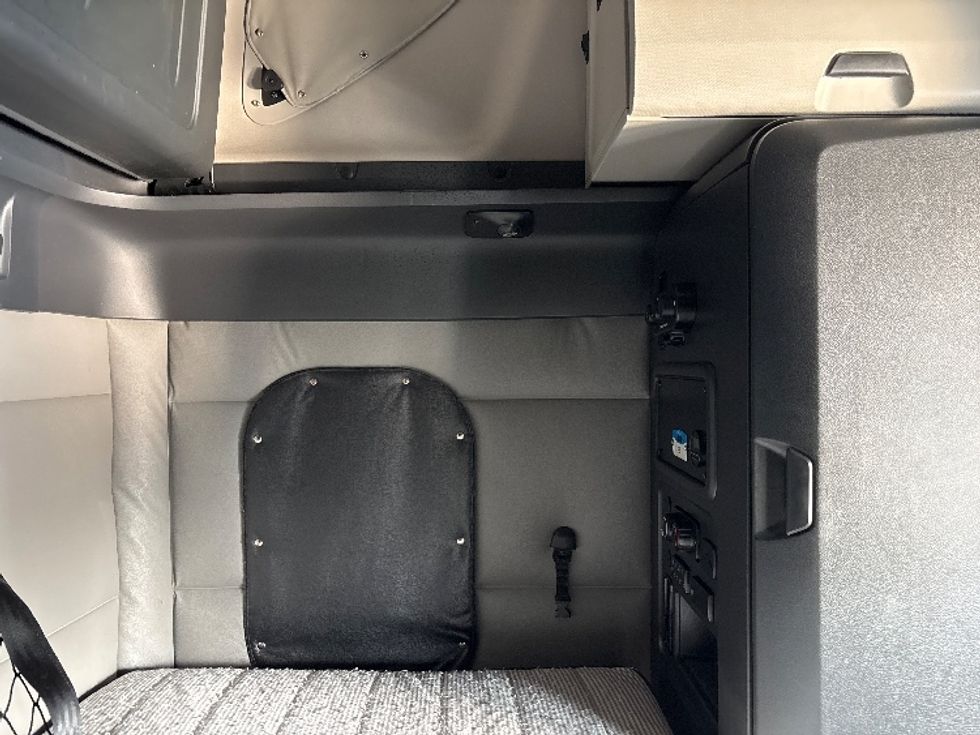 Sleeper Tractor-Heavy Duty Tractors-Freightliner-2022-T12664ST-Indianapolis-IN-379,284\n\t\tmiles-$ 75,250 - Image 18