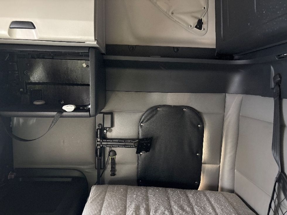 Sleeper Tractor-Heavy Duty Tractors-Freightliner-2022-T12664ST-Indianapolis-IN-379,284\n\t\tmiles-$ 75,250 - Image 19