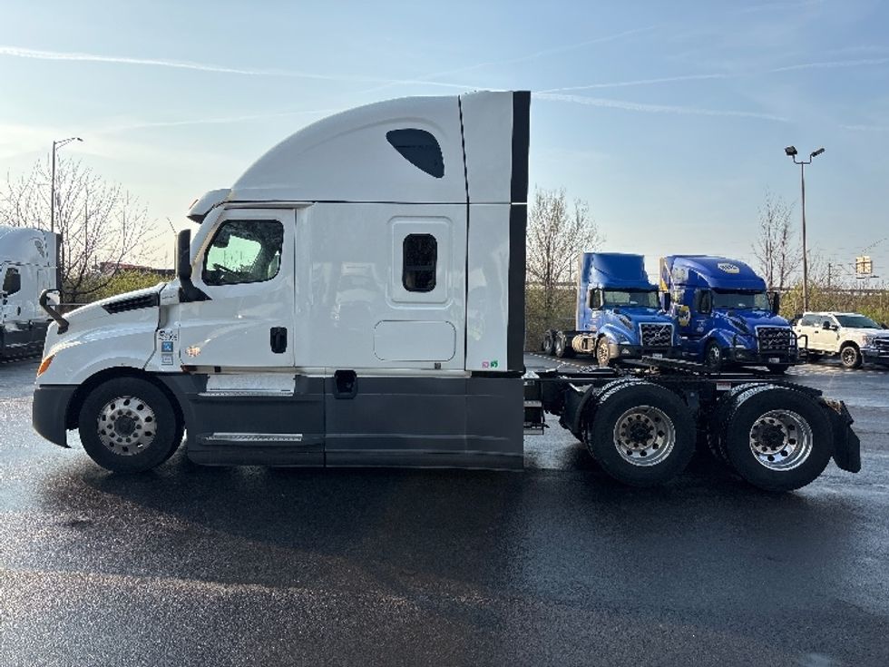Sleeper Tractor-Heavy Duty Tractors-Freightliner-2022-T12664ST-Indianapolis-IN-379,284\n\t\tmiles-$ 75,250 - Image 4