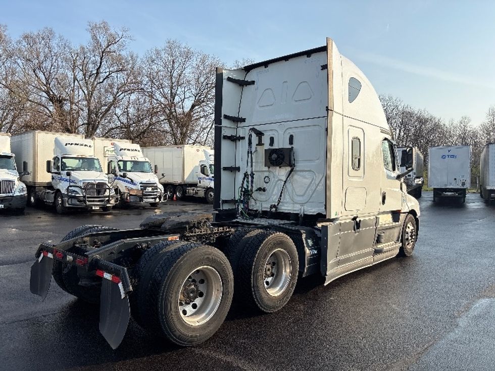 Sleeper Tractor-Heavy Duty Tractors-Freightliner-2022-T12664ST-Indianapolis-IN-379,284\n\t\tmiles-$ 75,250 - Image 7
