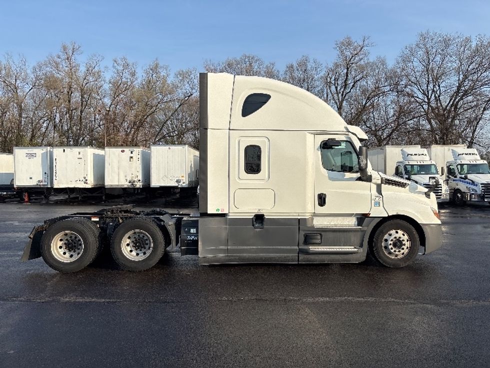 Sleeper Tractor-Heavy Duty Tractors-Freightliner-2022-T12664ST-Indianapolis-IN-379,284\n\t\tmiles-$ 75,250 - Image 8