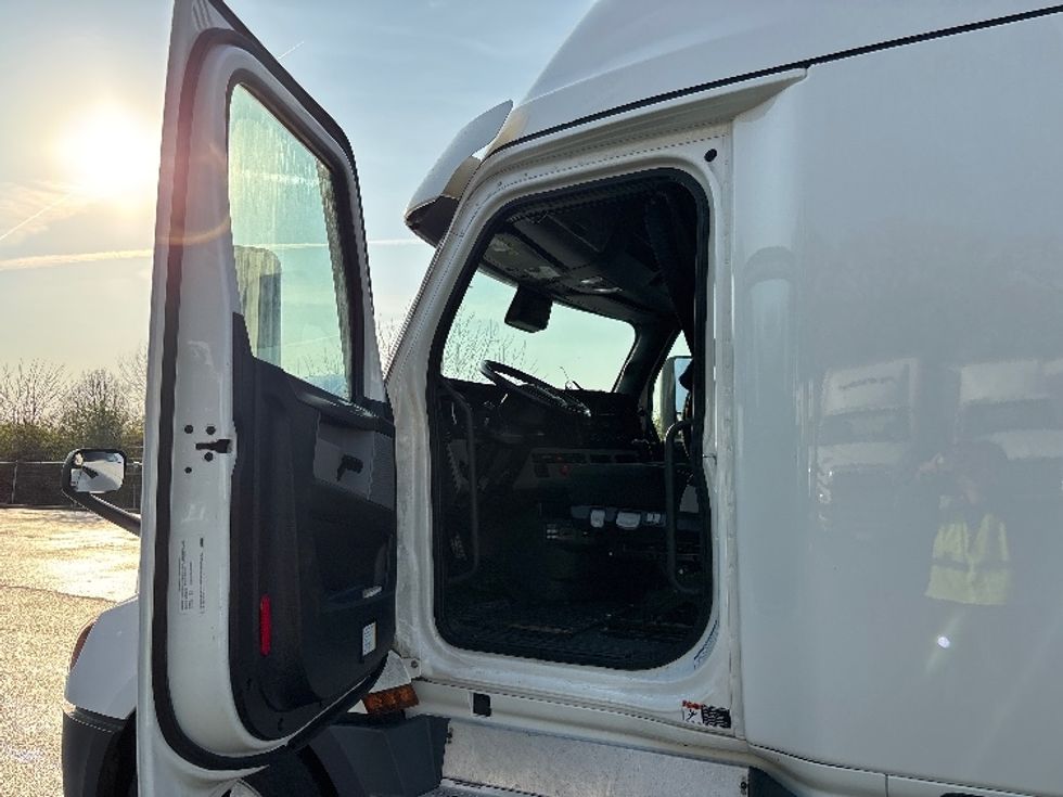 Sleeper Tractor-Heavy Duty Tractors-Freightliner-2022-T12664ST-Indianapolis-IN-379,284\n\t\tmiles-$ 75,250 - Image 9