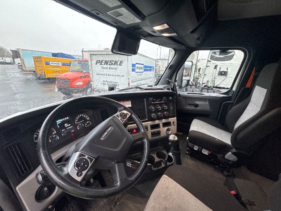 Sleeper Tractor-Heavy Duty Tractors-Freightliner-2022-T12664ST-Indianapolis-IN-379,335\n\t\tmiles-$ 75,250 - Image 10