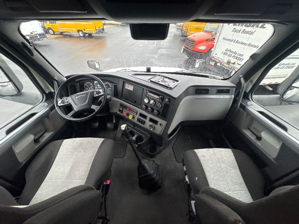 Sleeper Tractor-Heavy Duty Tractors-Freightliner-2022-T12664ST-Indianapolis-IN-379,335\n\t\tmiles-$ 75,250 - Image 12