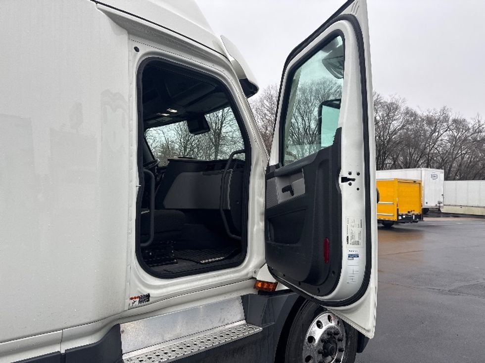 Sleeper Tractor-Heavy Duty Tractors-Freightliner-2022-T12664ST-Indianapolis-IN-379,335\n\t\tmiles-$ 75,250 - Image 13