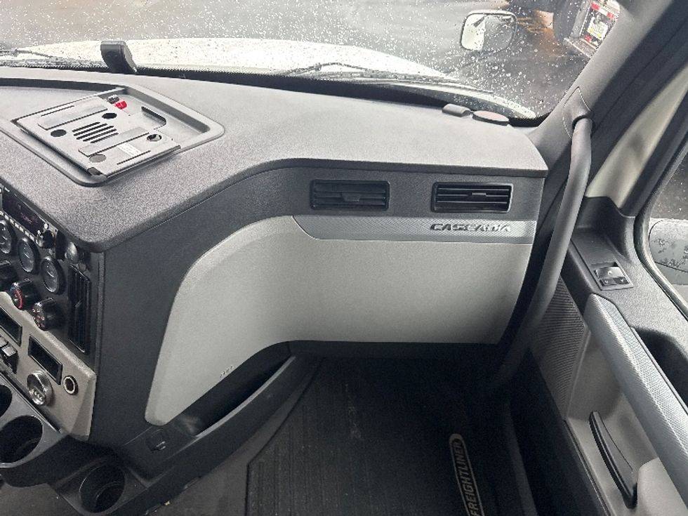 Sleeper Tractor-Heavy Duty Tractors-Freightliner-2022-T12664ST-Indianapolis-IN-379,335\n\t\tmiles-$ 75,250 - Image 14