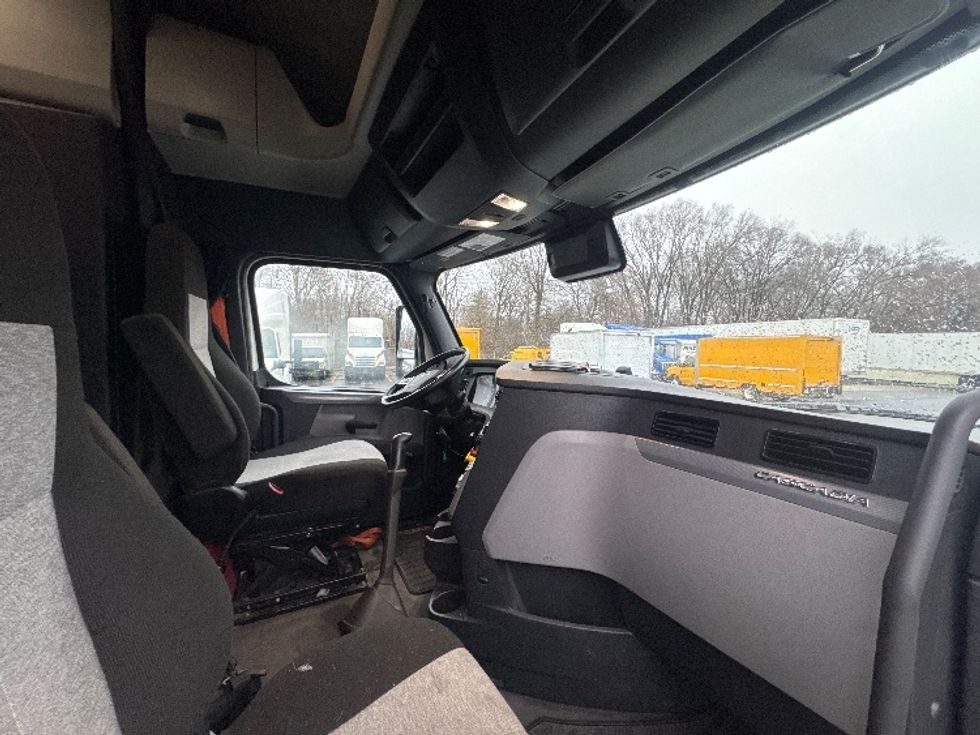 Sleeper Tractor-Heavy Duty Tractors-Freightliner-2022-T12664ST-Indianapolis-IN-379,335\n\t\tmiles-$ 75,250 - Image 15