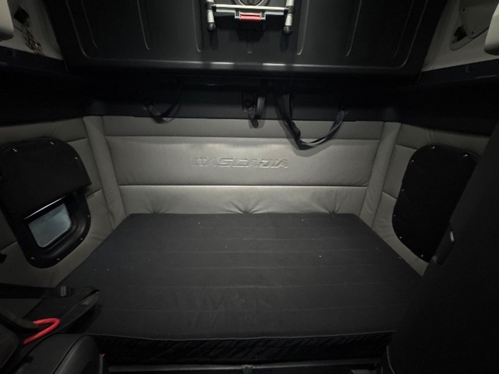 Sleeper Tractor-Heavy Duty Tractors-Freightliner-2022-T12664ST-Indianapolis-IN-379,335\n\t\tmiles-$ 75,250 - Image 16