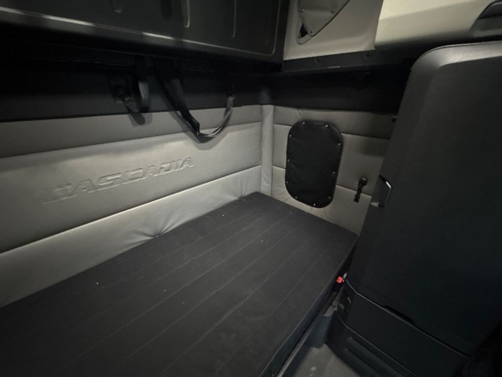 Sleeper Tractor-Heavy Duty Tractors-Freightliner-2022-T12664ST-Indianapolis-IN-379,335\n\t\tmiles-$ 75,250 - Image 17