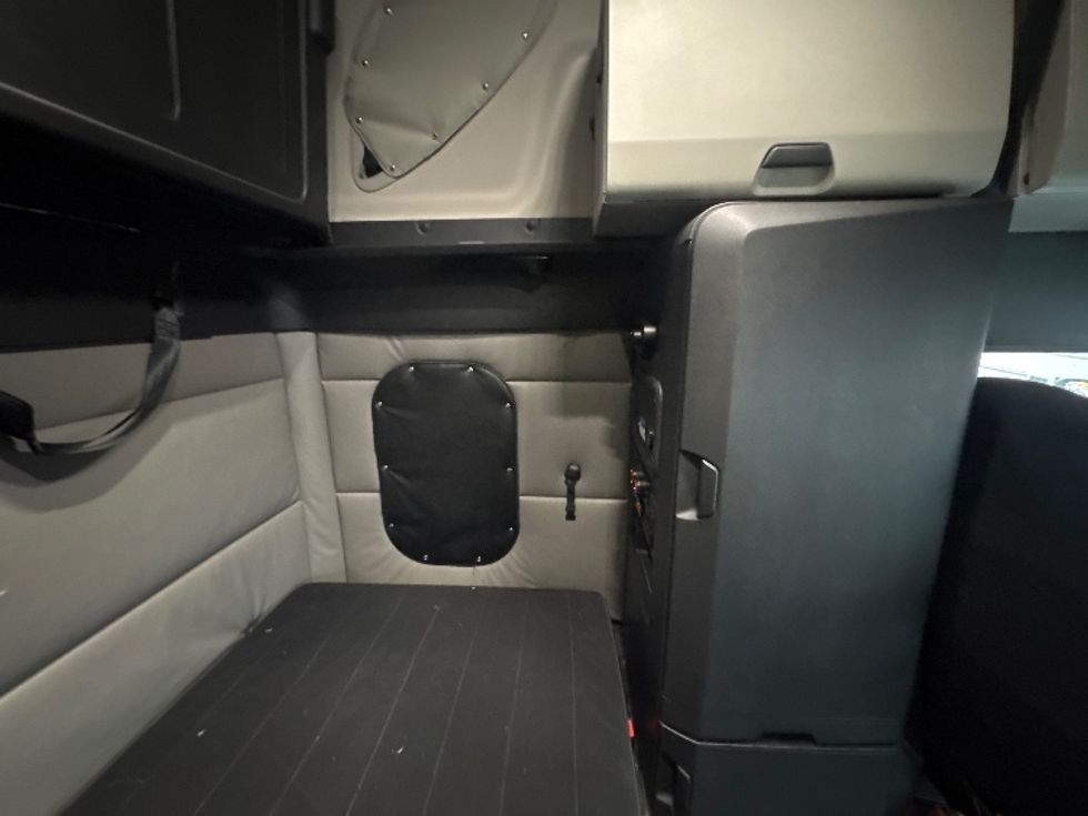 Sleeper Tractor-Heavy Duty Tractors-Freightliner-2022-T12664ST-Indianapolis-IN-379,335\n\t\tmiles-$ 75,250 - Image 18