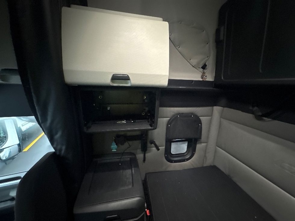 Sleeper Tractor-Heavy Duty Tractors-Freightliner-2022-T12664ST-Indianapolis-IN-379,335\n\t\tmiles-$ 75,250 - Image 19