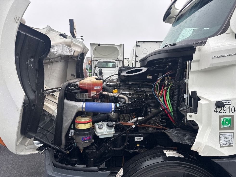 Sleeper Tractor-Heavy Duty Tractors-Freightliner-2022-T12664ST-Indianapolis-IN-379,335\n\t\tmiles-$ 75,250 - Image 21