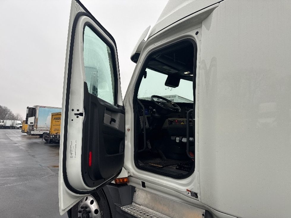 Sleeper Tractor-Heavy Duty Tractors-Freightliner-2022-T12664ST-Indianapolis-IN-379,335\n\t\tmiles-$ 75,250 - Image 9