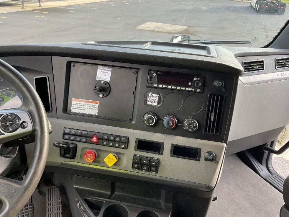 Sleeper Tractor-Heavy Duty Tractors-Freightliner-2022-T12664ST-Indianapolis-IN-385,163\n\t\tmiles-$ 80,750 - Image 12