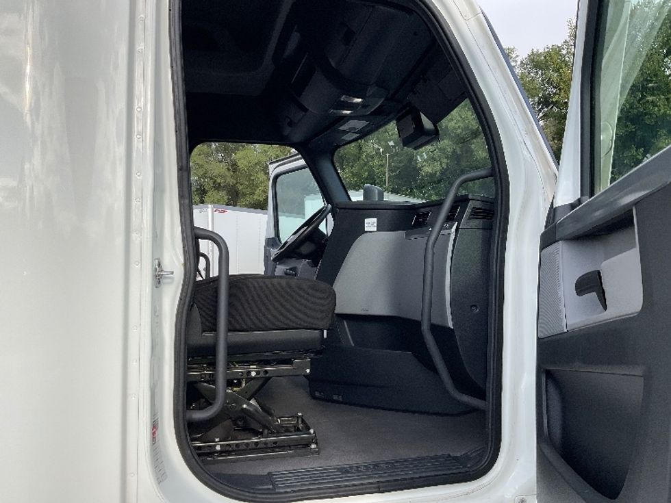 Sleeper Tractor-Heavy Duty Tractors-Freightliner-2022-T12664ST-Indianapolis-IN-385,163\n\t\tmiles-$ 80,750 - Image 13