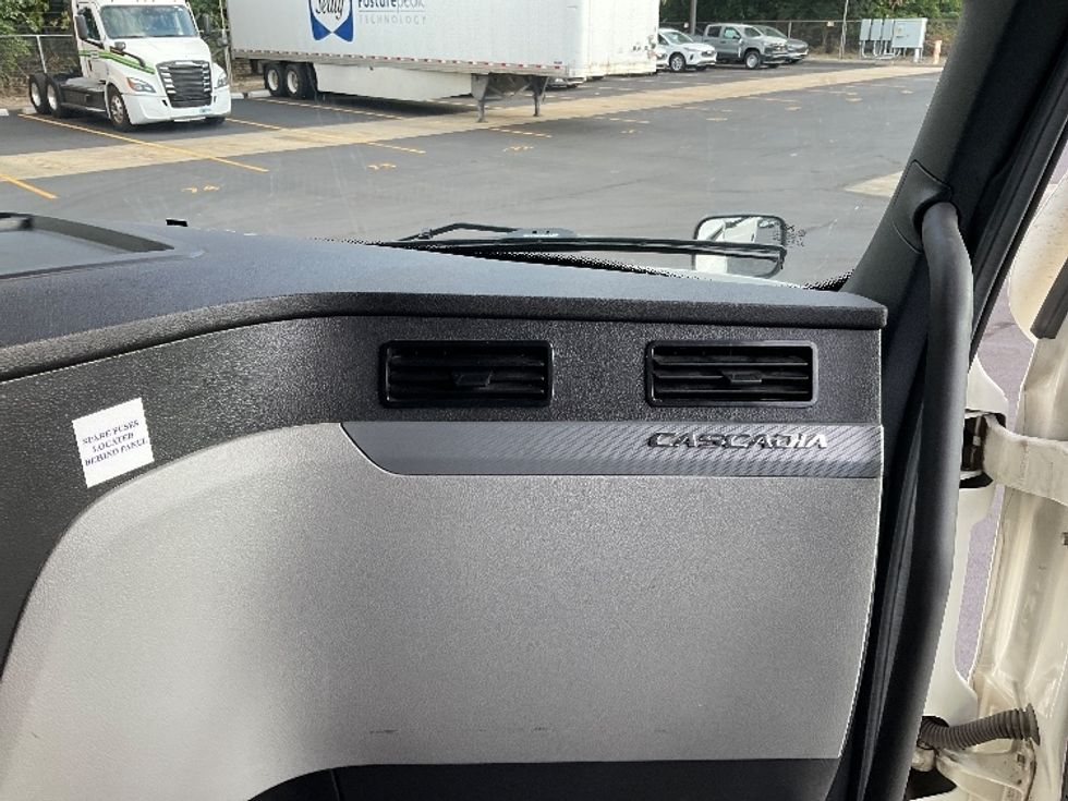 Sleeper Tractor-Heavy Duty Tractors-Freightliner-2022-T12664ST-Indianapolis-IN-385,163\n\t\tmiles-$ 80,750 - Image 14