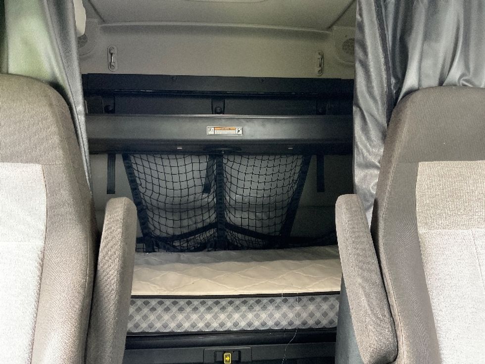 Sleeper Tractor-Heavy Duty Tractors-Freightliner-2022-T12664ST-Indianapolis-IN-385,163\n\t\tmiles-$ 80,750 - Image 16