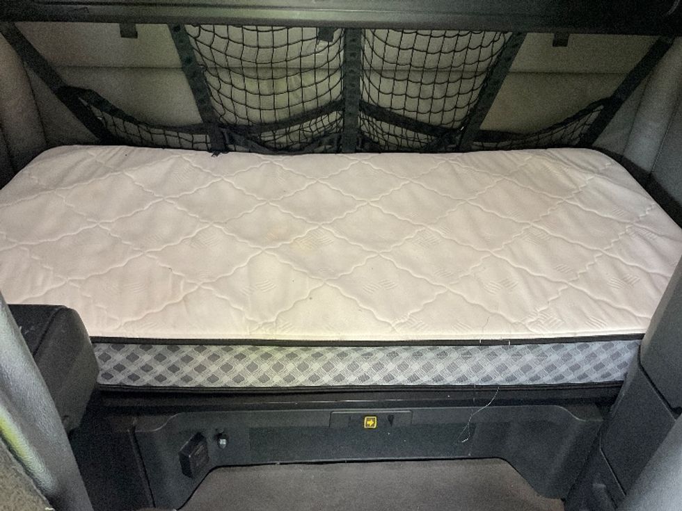 Sleeper Tractor-Heavy Duty Tractors-Freightliner-2022-T12664ST-Indianapolis-IN-385,163\n\t\tmiles-$ 80,750 - Image 17