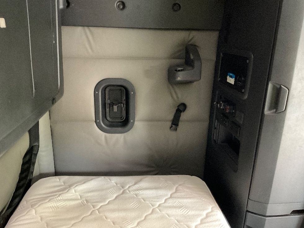 Sleeper Tractor-Heavy Duty Tractors-Freightliner-2022-T12664ST-Indianapolis-IN-385,163\n\t\tmiles-$ 80,750 - Image 18