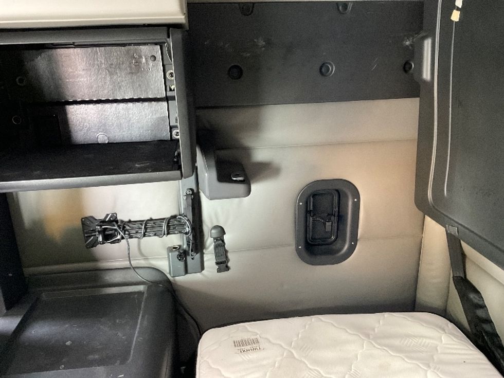 Sleeper Tractor-Heavy Duty Tractors-Freightliner-2022-T12664ST-Indianapolis-IN-385,163\n\t\tmiles-$ 80,750 - Image 19
