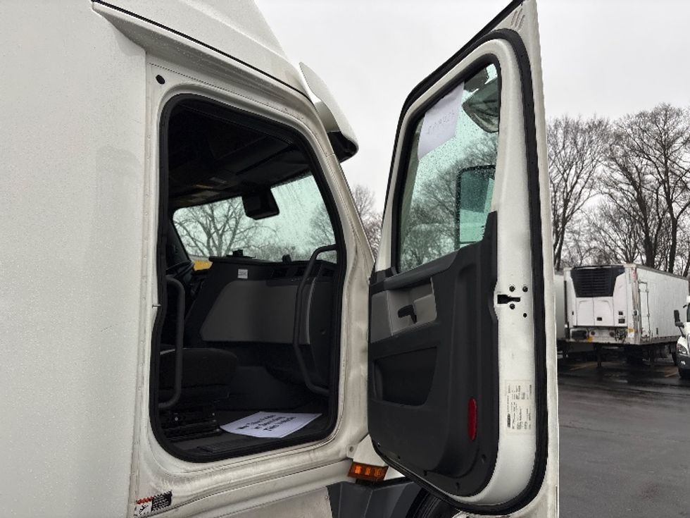 Sleeper Tractor-Heavy Duty Tractors-Freightliner-2022-T12664ST-Indianapolis-IN-393,877\n\t\tmiles-$ 74,000 - Image 13