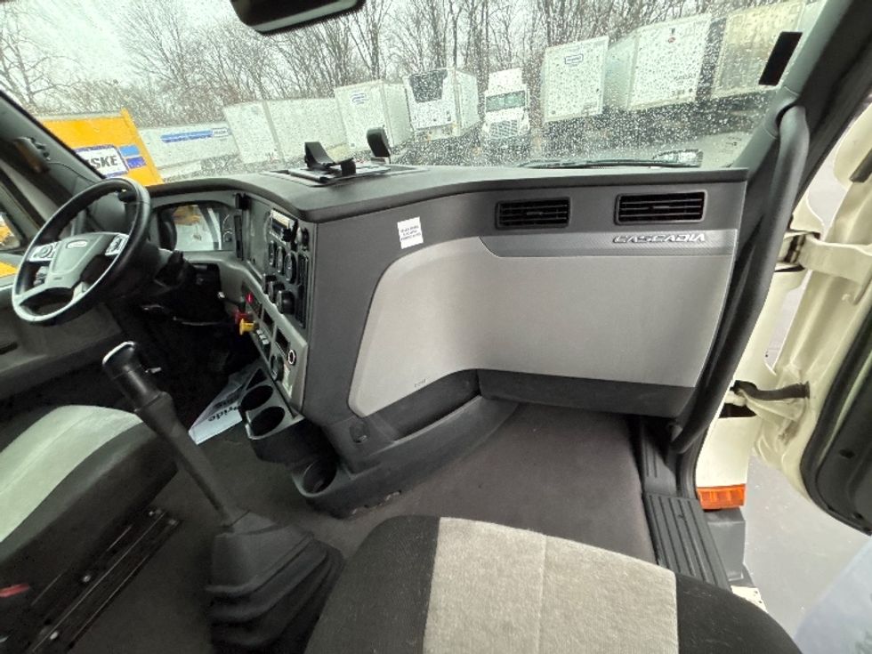 Sleeper Tractor-Heavy Duty Tractors-Freightliner-2022-T12664ST-Indianapolis-IN-393,877\n\t\tmiles-$ 74,000 - Image 14