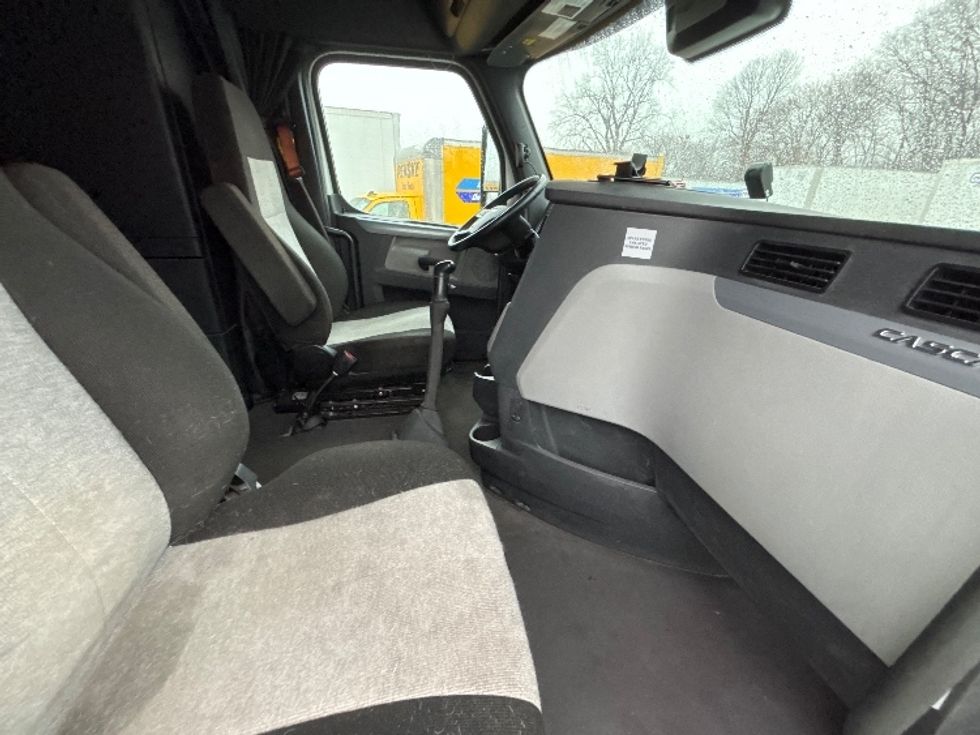 Sleeper Tractor-Heavy Duty Tractors-Freightliner-2022-T12664ST-Indianapolis-IN-393,877\n\t\tmiles-$ 74,000 - Image 15