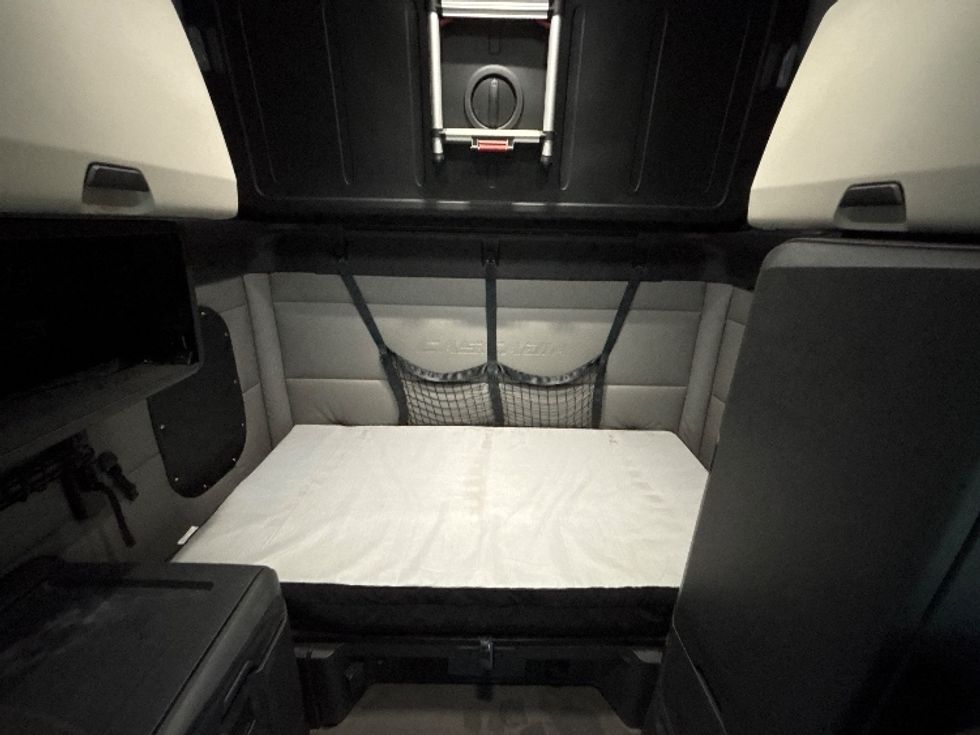 Sleeper Tractor-Heavy Duty Tractors-Freightliner-2022-T12664ST-Indianapolis-IN-393,877\n\t\tmiles-$ 74,000 - Image 16