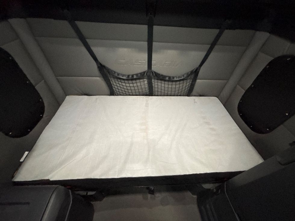 Sleeper Tractor-Heavy Duty Tractors-Freightliner-2022-T12664ST-Indianapolis-IN-393,877\n\t\tmiles-$ 74,000 - Image 17