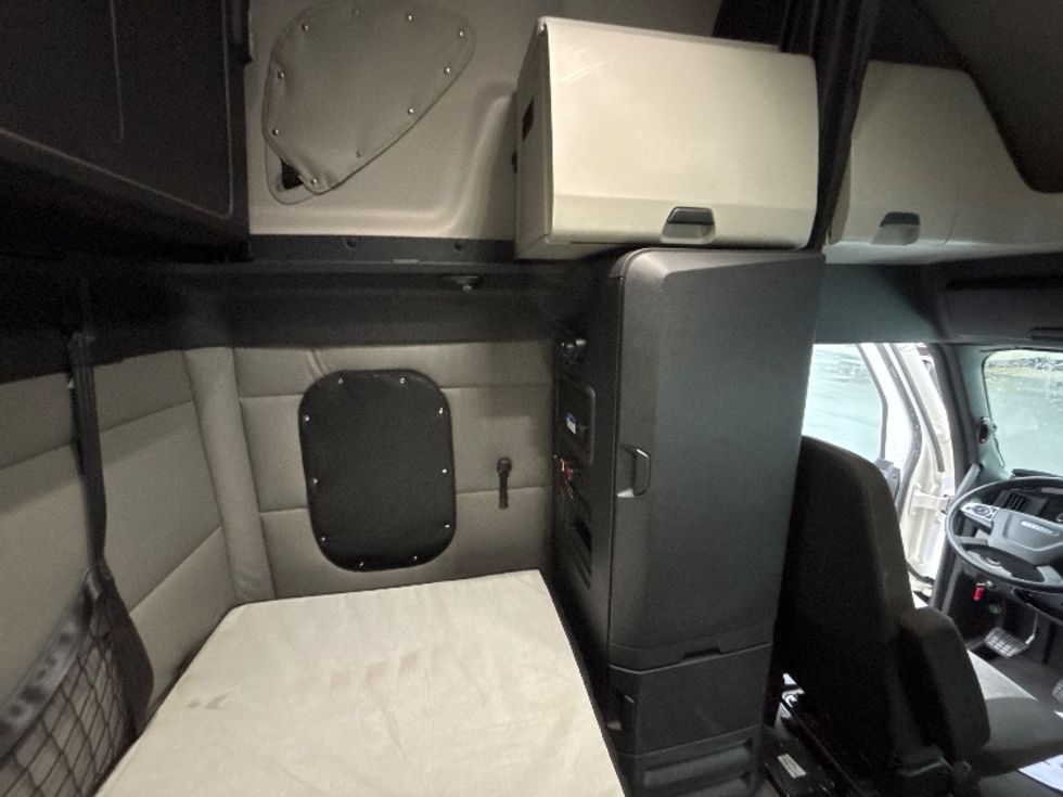 Sleeper Tractor-Heavy Duty Tractors-Freightliner-2022-T12664ST-Indianapolis-IN-393,877\n\t\tmiles-$ 74,000 - Image 18