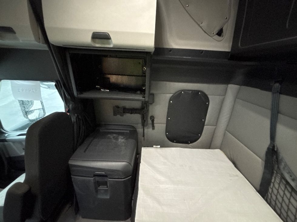 Sleeper Tractor-Heavy Duty Tractors-Freightliner-2022-T12664ST-Indianapolis-IN-393,877\n\t\tmiles-$ 74,000 - Image 19