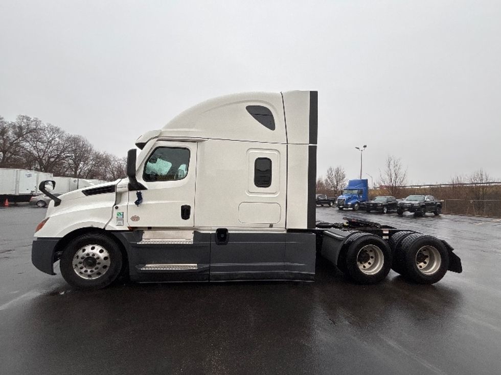 Sleeper Tractor-Heavy Duty Tractors-Freightliner-2022-T12664ST-Indianapolis-IN-393,877\n\t\tmiles-$ 74,000 - Image 4