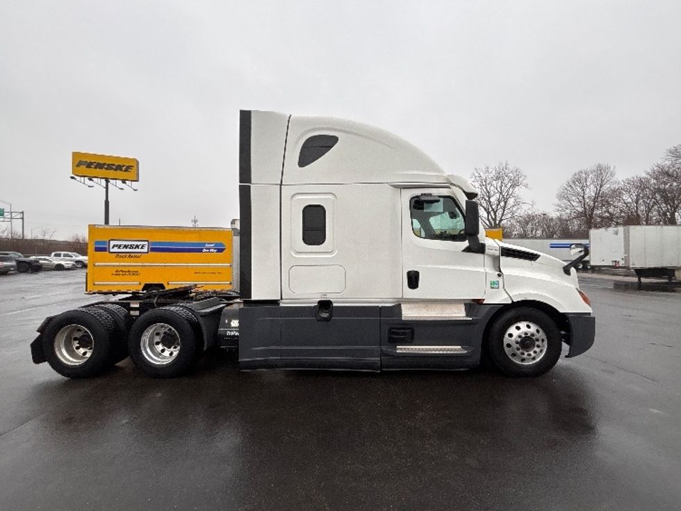 Sleeper Tractor-Heavy Duty Tractors-Freightliner-2022-T12664ST-Indianapolis-IN-393,877\n\t\tmiles-$ 74,000 - Image 8