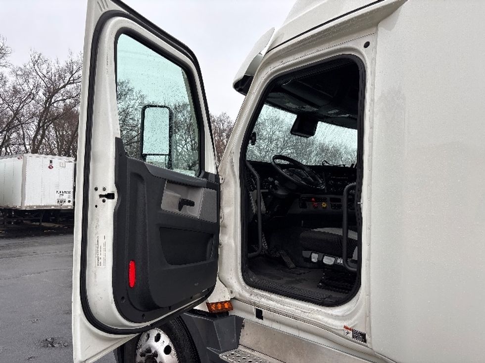 Sleeper Tractor-Heavy Duty Tractors-Freightliner-2022-T12664ST-Indianapolis-IN-393,877\n\t\tmiles-$ 74,000 - Image 9