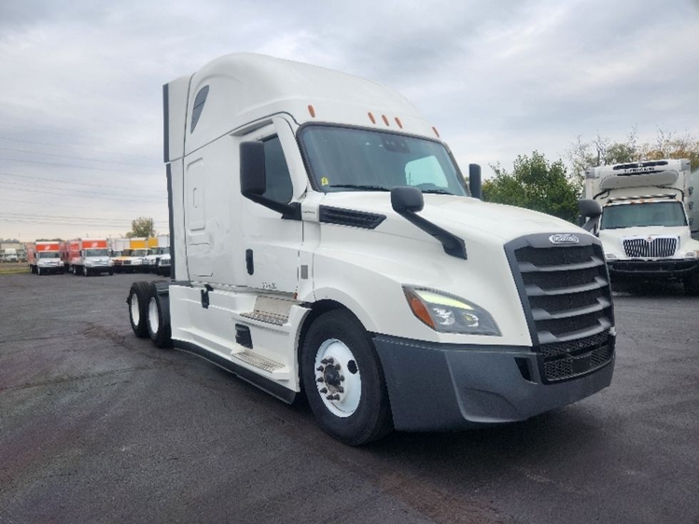 Sleeper Tractor-Heavy Duty Tractors-Freightliner-2022-T12664ST-Indianapolis-IN-405,916\n\t\tmiles-$ 76,500 - Image 1