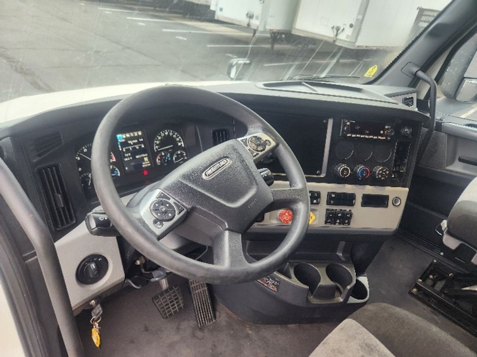 Sleeper Tractor-Heavy Duty Tractors-Freightliner-2022-T12664ST-Indianapolis-IN-405,916\n\t\tmiles-$ 76,500 - Image 10