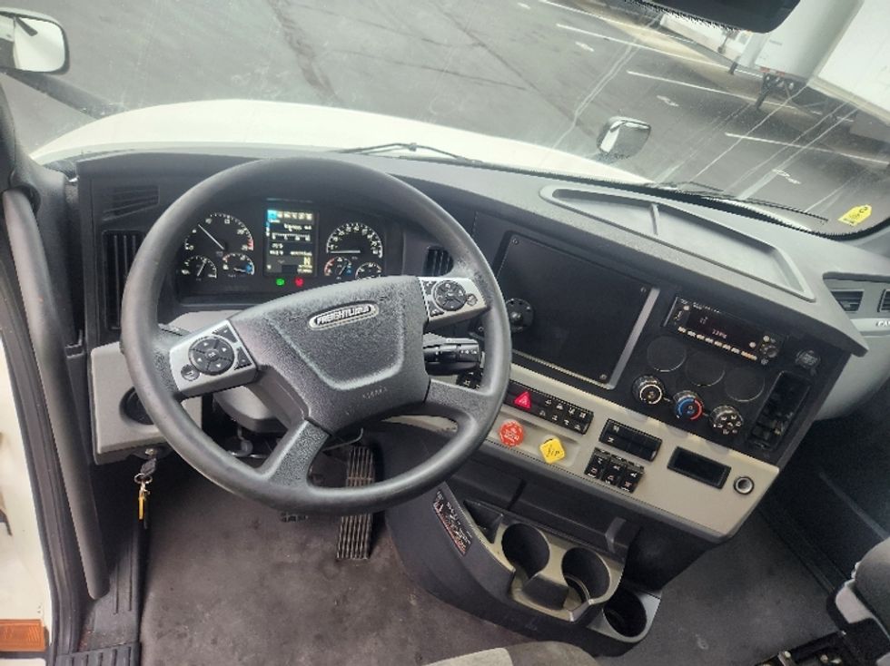 Sleeper Tractor-Heavy Duty Tractors-Freightliner-2022-T12664ST-Indianapolis-IN-405,916\n\t\tmiles-$ 76,500 - Image 11