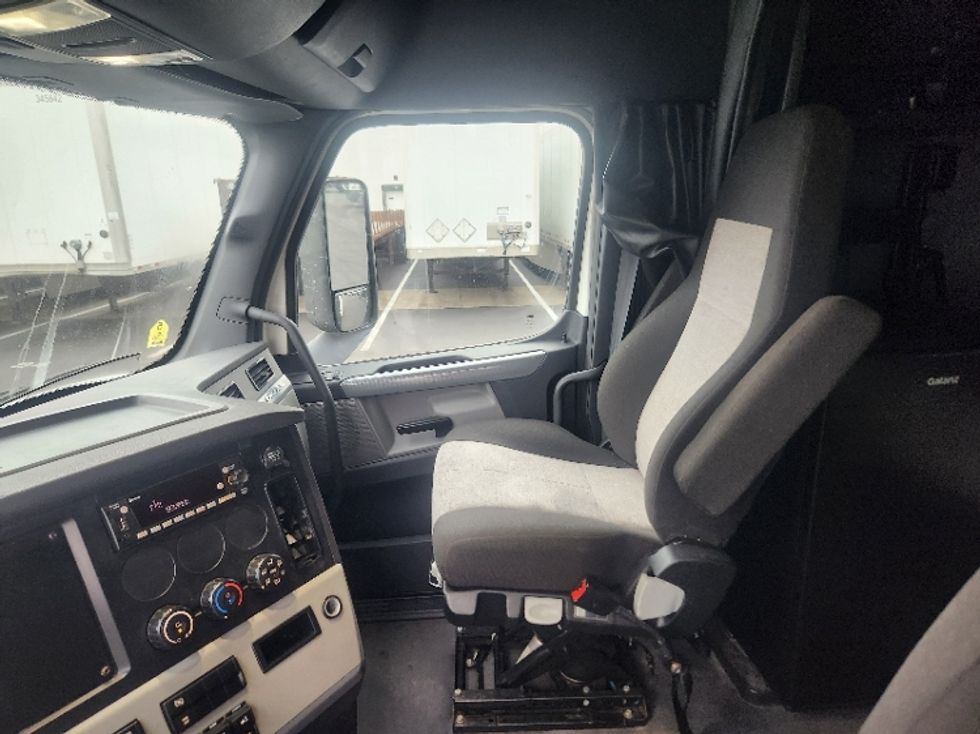 Sleeper Tractor-Heavy Duty Tractors-Freightliner-2022-T12664ST-Indianapolis-IN-405,916\n\t\tmiles-$ 76,500 - Image 12