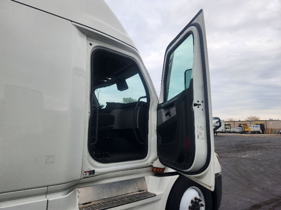 Sleeper Tractor-Heavy Duty Tractors-Freightliner-2022-T12664ST-Indianapolis-IN-405,916\n\t\tmiles-$ 76,500 - Image 13