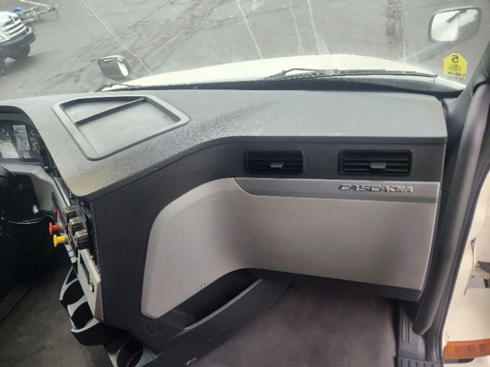 Sleeper Tractor-Heavy Duty Tractors-Freightliner-2022-T12664ST-Indianapolis-IN-405,916\n\t\tmiles-$ 76,500 - Image 14