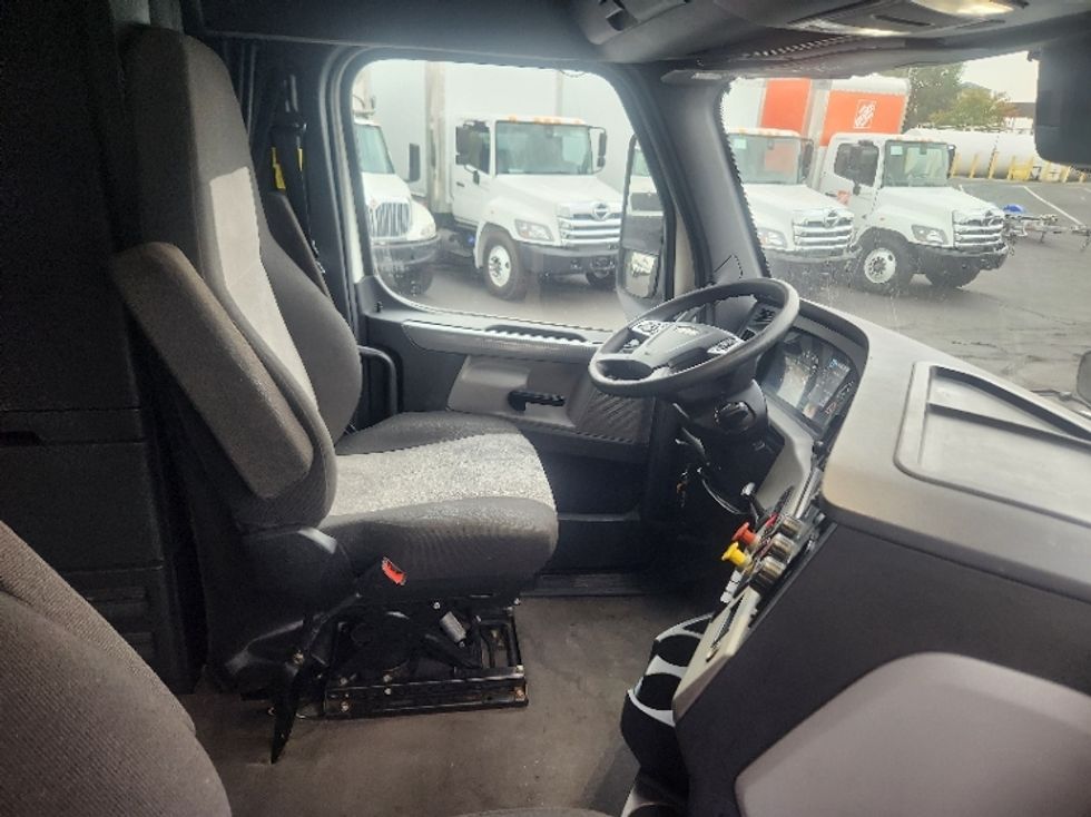 Sleeper Tractor-Heavy Duty Tractors-Freightliner-2022-T12664ST-Indianapolis-IN-405,916\n\t\tmiles-$ 76,500 - Image 15