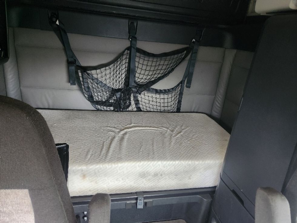 Sleeper Tractor-Heavy Duty Tractors-Freightliner-2022-T12664ST-Indianapolis-IN-405,916\n\t\tmiles-$ 76,500 - Image 17