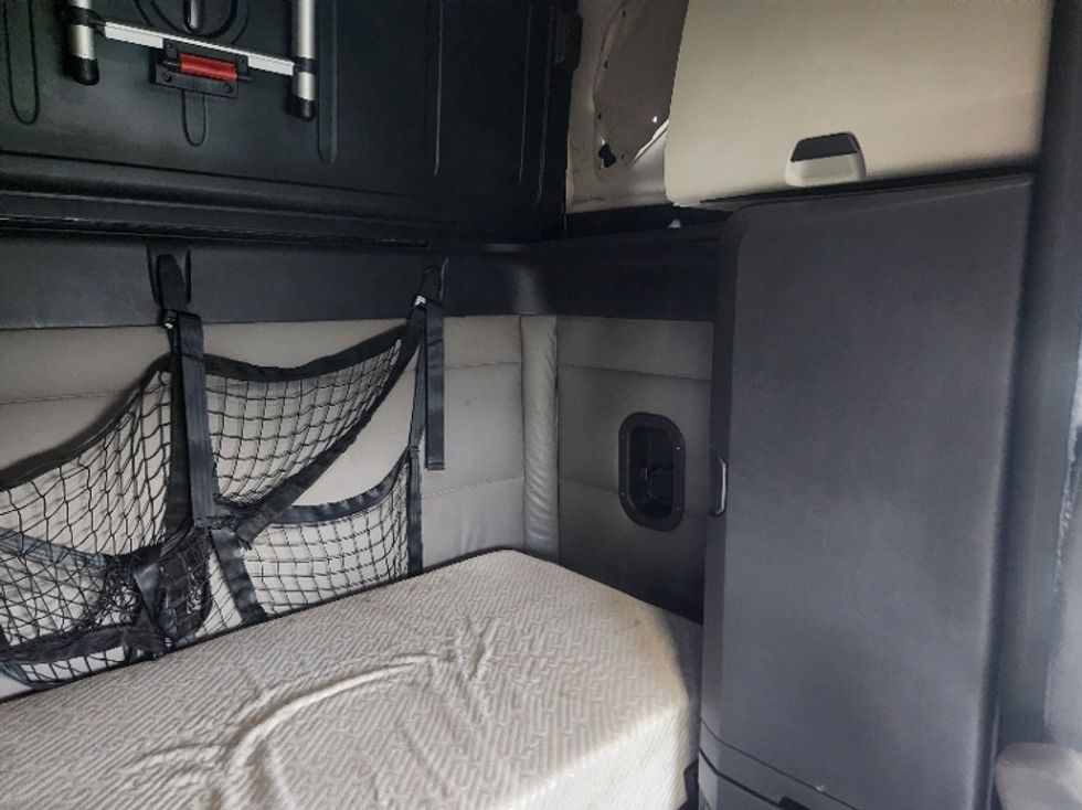 Sleeper Tractor-Heavy Duty Tractors-Freightliner-2022-T12664ST-Indianapolis-IN-405,916\n\t\tmiles-$ 76,500 - Image 18