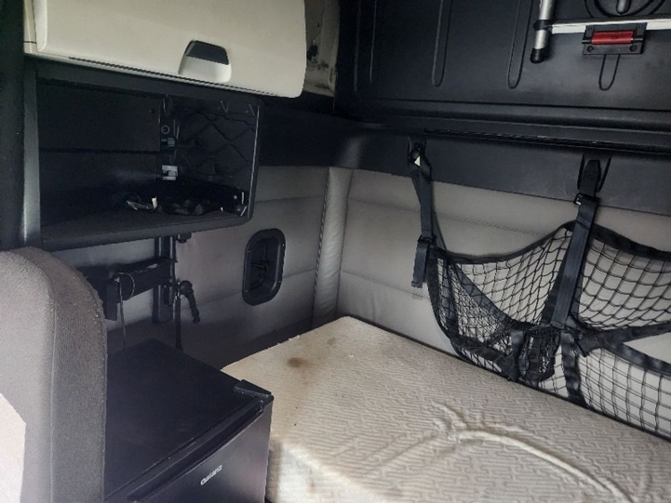 Sleeper Tractor-Heavy Duty Tractors-Freightliner-2022-T12664ST-Indianapolis-IN-405,916\n\t\tmiles-$ 76,500 - Image 19