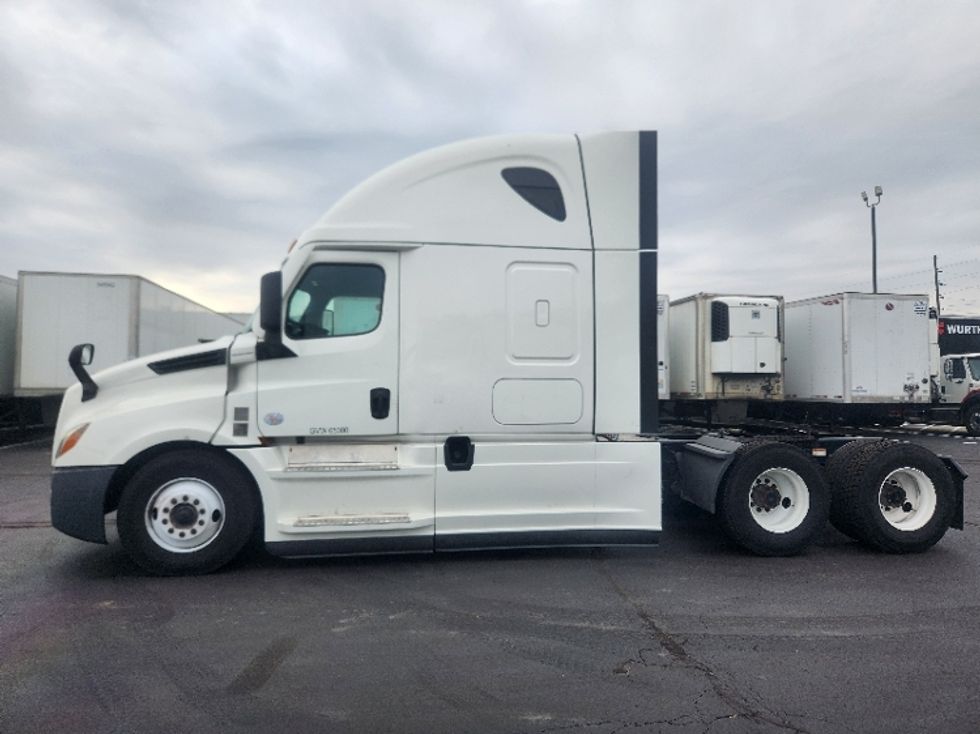 Sleeper Tractor-Heavy Duty Tractors-Freightliner-2022-T12664ST-Indianapolis-IN-405,916\n\t\tmiles-$ 76,500 - Image 4