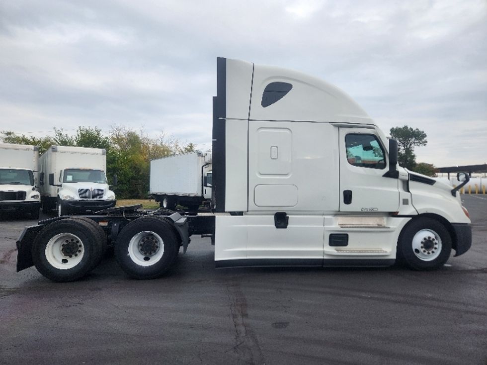 Sleeper Tractor-Heavy Duty Tractors-Freightliner-2022-T12664ST-Indianapolis-IN-405,916\n\t\tmiles-$ 76,500 - Image 8