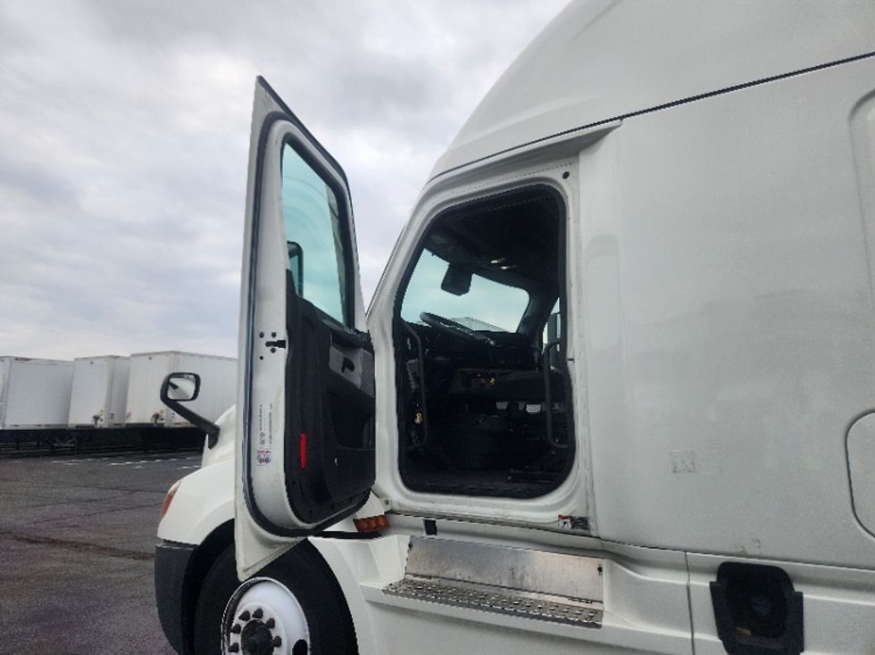 Sleeper Tractor-Heavy Duty Tractors-Freightliner-2022-T12664ST-Indianapolis-IN-405,916\n\t\tmiles-$ 76,500 - Image 9